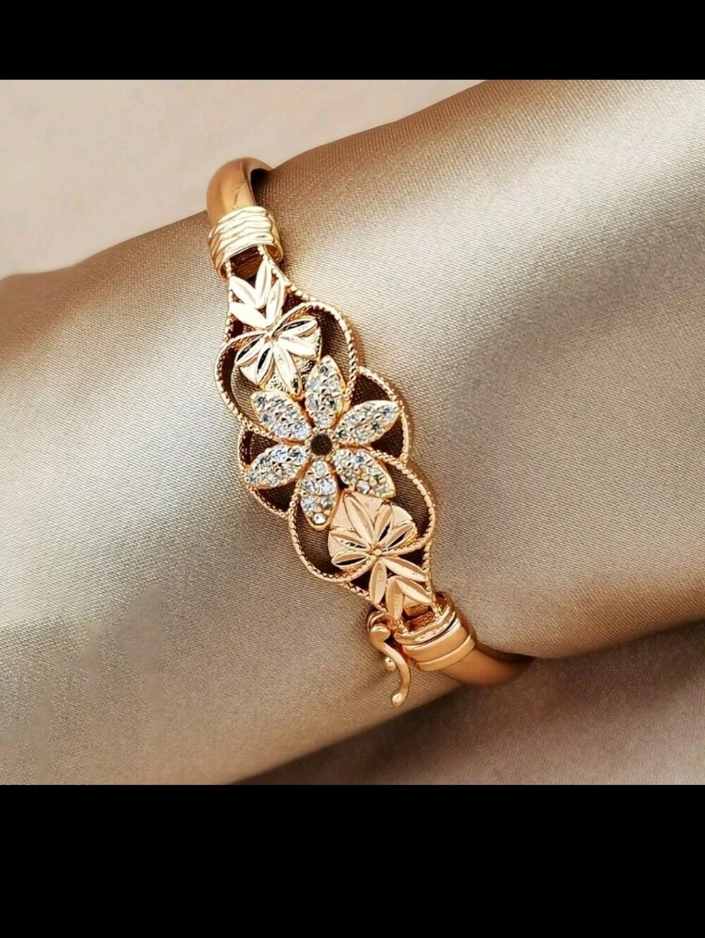 BRAND NEW ** Gold Floral Crystal Bangle Bracelet